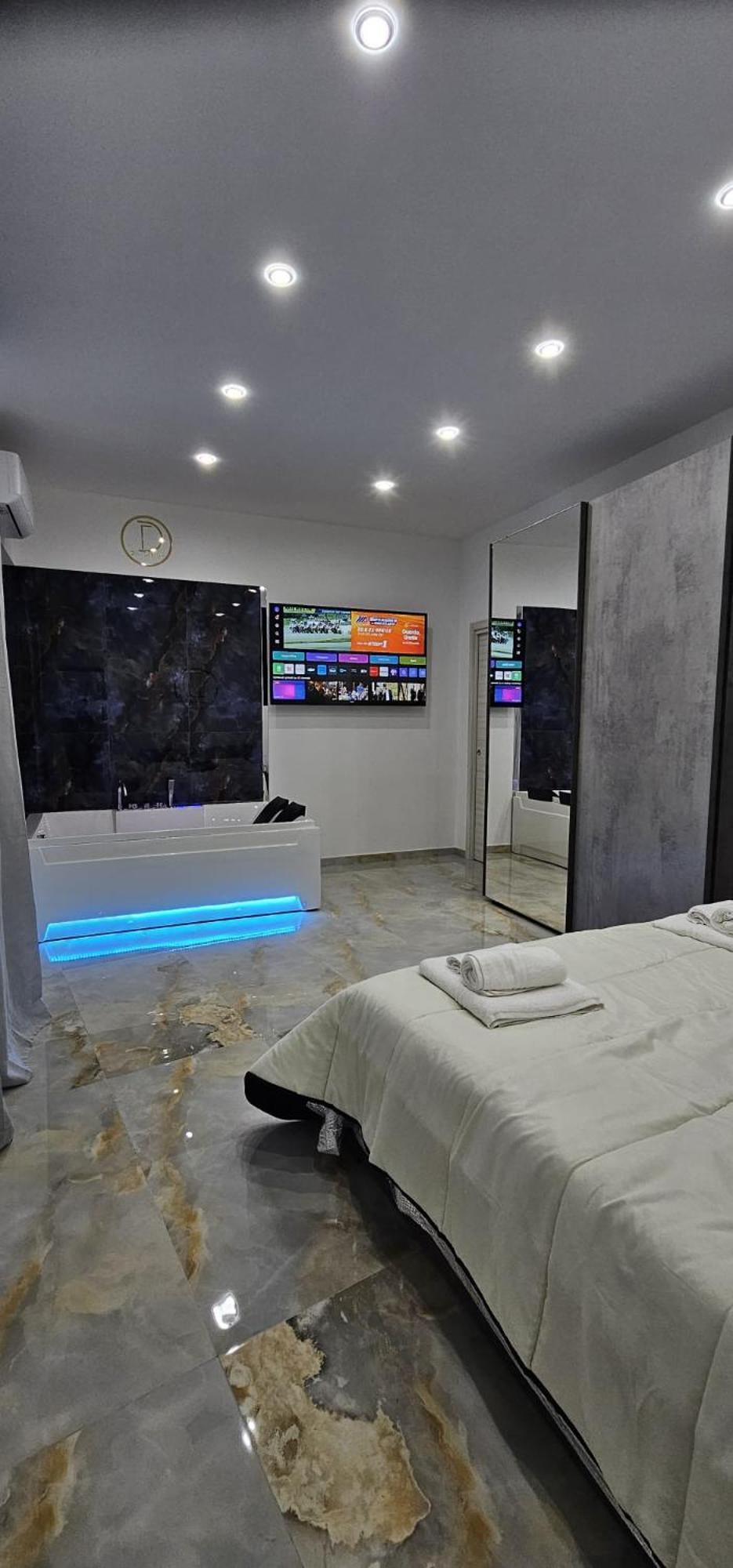 Da Tonino Luxury Apartments Napoli Bagian luar foto